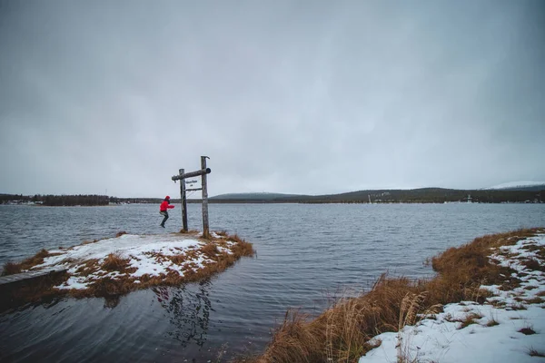 Piros Kabátos Fából Készült Hintát Szeret Laplandi Kslompolo Városban Finnországban — Stock Fotó