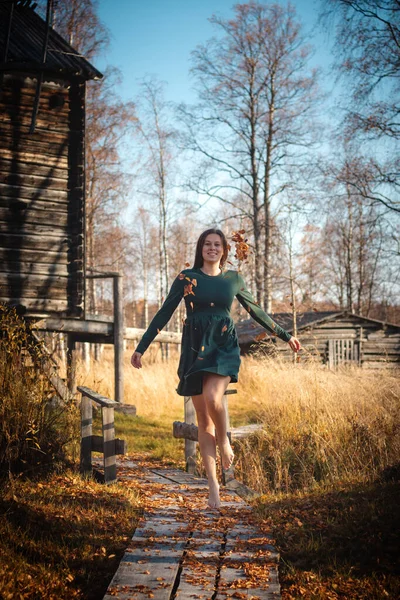 Молодая Красивая Брюнетка Возрасте Лет Зеленом Платье Танцует Фея Осенью — стоковое фото