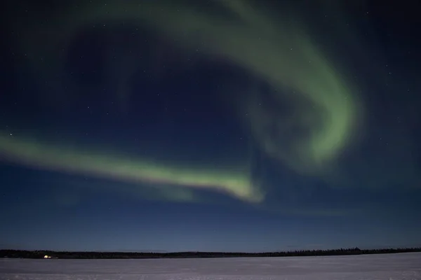 핀란드 하늘에서 춤추는 오로라 지방에서 겨울을 지내는 녹색으로 줄무늬를 이루었다 — 스톡 사진