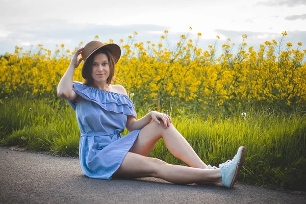 Retrato Sincero Uma Jovem Tímida Lindo Vestido Verão Azul Com — Fotografia de Stock