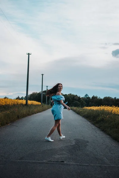 Молода Річна Струнка Брюнетка Світло Блакитній Літній Сукні Танцює Шляху — стокове фото