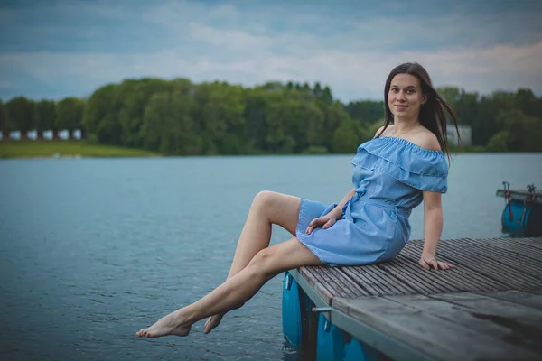 Modelo Morena Bonito Com Longos Cabelos Escuros Lisos Vestido Azul — Fotografia de Stock