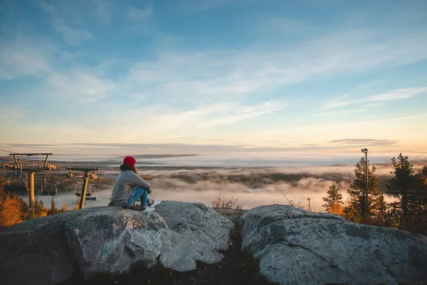 Caminhante Fica Topo Vuokatinvaara Sotkamo Região Kainuu Finlândia Nascer Sol — Fotografia de Stock