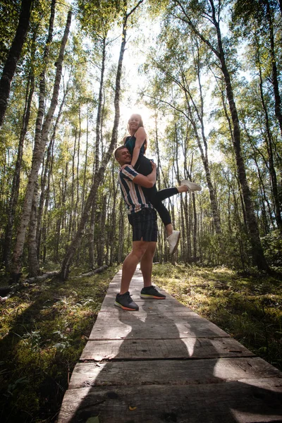 Влюбленные Обнимаются Утках Посреди Финской Дикой Природы Радость Открытия Скандинавии — стоковое фото