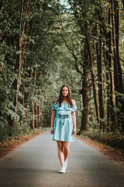 20-24 yaşlarındaki açık mavi elbiseli zayıf esmer, müziğin ritmine giden yolda dans ediyor. Hareket ve dans etmekten hoşlanan sıradan bir insanın samimi portresi. Kendini tanımak..