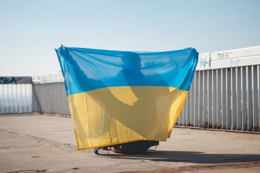 Adam yıkılmış bir köprüde oturuyor ve 21. yüzyılın anlamsız savaşında Ukrayna 'ya olan gücünü ve desteğini gösteriyor. Ukrayna 'ya destek. Kendini duyur..