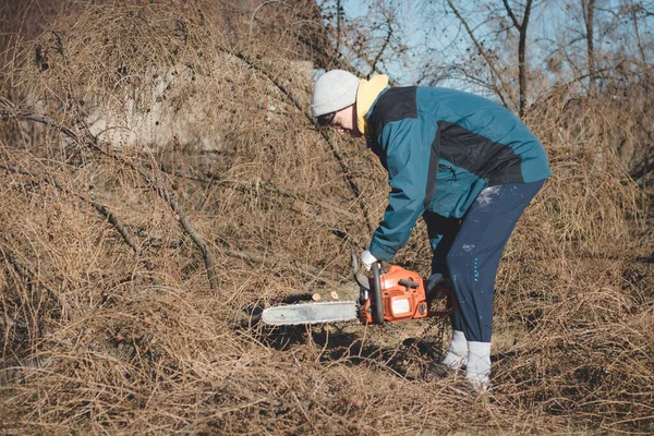 Young Year Old Temporary Worker Work Clothes Wrestles Chainsaw Dry — Stock Photo, Image