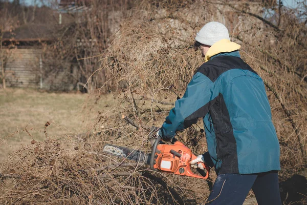 Young Year Old Temporary Worker Work Clothes Wrestles Chainsaw Dry — Stock Photo, Image