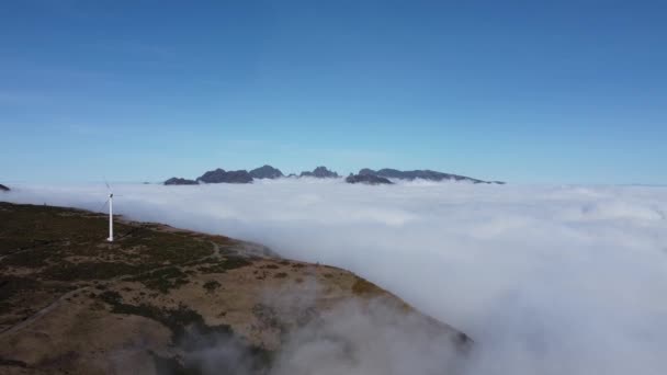 Widok Ribeira Brava Wiatraków Oddali Najwyższe Góry Madery Portugalia Wyjrzenie — Wideo stockowe