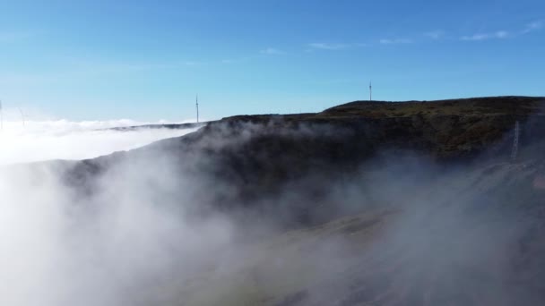牧草地や発電所の上に霧の朝の空中ビューは マデイラのポルトガルの島のタブア リベイラ ブラバの電気を生成します 4Kビデオ 霧の背景 — ストック動画