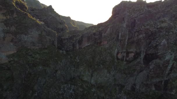 Vuele Través Puerta Roca Zona Montaña Más Alta Madeira Pico — Vídeos de Stock