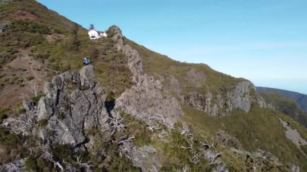 Terbang Atas Lereng Gunung Tertinggi Madeira Pico Ruivo Lingkaran Melihat — Stok Video