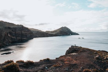 Tutkulu bir gezgin ve yürüyüşçü Portekiz 'in Madeira adasındaki Ponta de Sao Lourenco bölgesinin güzelliğini gün doğumunda keşfeder. Yarımadanın vahşi doğasının bir parçası..