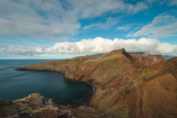 Ponta de sao Lourenco bölgesi Portekiz 'in Madeira adasında en çok ziyaret edilen yerlerden biridir. Nefes kesen kaya oluşumları ve doğanın vahşeti her yolcuyu etkisiz hale getirecektir..