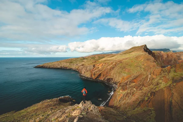 Tutkulu bir gezgin ve yürüyüşçü Portekiz 'in Madeira adasındaki Ponta de Sao Lourenco bölgesinin güzelliğini gün doğumunda keşfeder. Yarımadanın vahşi doğasının bir parçası..