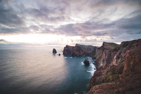 Ponta de sao Lourenco bölgesi Portekiz 'in Madeira adasında en çok ziyaret edilen yerlerden biridir. Nefes kesen kaya oluşumları ve doğanın vahşeti her yolcuyu etkisiz hale getirecektir..