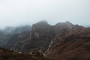 En yüksek dağ Pico Ruivo 'dan Madeira adasının manzarası. Atlantik Okyanusu 'ndaki küçük bir adada macera. Yeşil bitki örtüsü kayalık bir yüzeye dönüşüyor. Portekiz hazinesi.