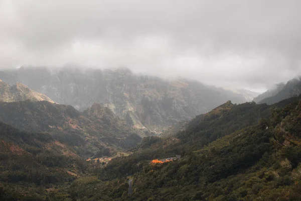 Vista Estrada Montanhosa Cidade Serra Água Imersa Nevoeiro Meio Ilha — Fotografia de Stock