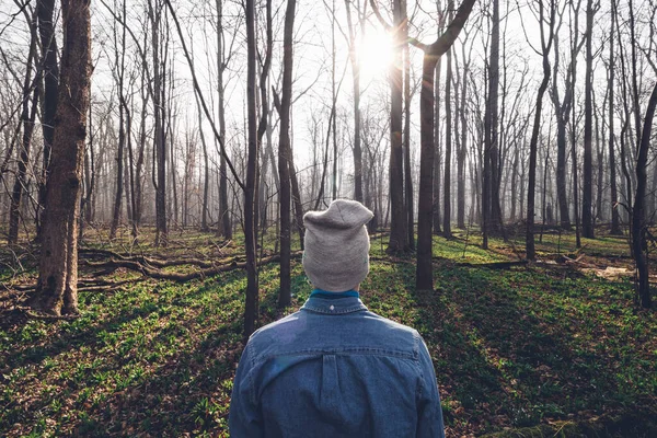 Man Blue Shirt Grey Vintage Style Hat Walks Misty Forest — стоковое фото