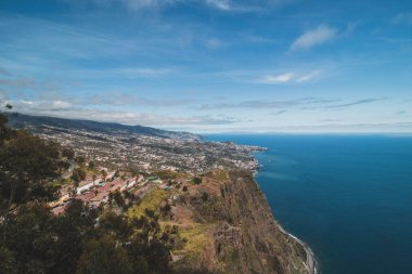 Cabo Girao gözcüsünün manzarası, Madeira 'nın en yüksek uçurumu Funchal şehri ve Atlantik Okyanusu. Güneşli havalarda havadan bakıldığında, saf doğa....