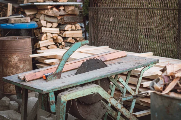 Stará Motorová Kotoučová Pila Připravená Dalšímu Řezání Modřínového Dřeva Logovací — Stock fotografie
