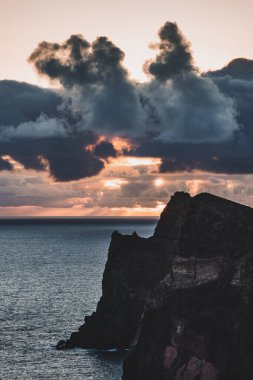 Portekiz 'in Madeira adasının kuzeydoğusunda Ponta de sao lourenco bölgesinde büyük uçurumlarla çevrili güzel vahşi doğa. Portekiz 'in turizm beldesi. Kayalıklarda gün batımı.