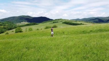 Aktif ve sağlıklı bir atlet antrenmandan önce ısınır ve ısınır. Kasları ısıt. İnsan gövdesinin etrafında, kollar. 4k video