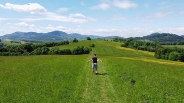 Aktif ve sağlıklı bir atlet antrenmandan önce ısınır ve ısınır. Kasları ısıt. İnsan gövdesinin etrafında, kollar. 4k video