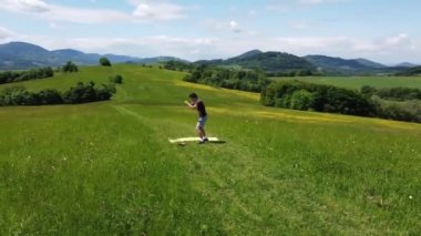 Genç boksör güneşli bir günde bir tepenin üstünde dövüşmeye hazırlanıyor. Bir sporcunun boks eğitimi. Dayanıklılık, esneklik ve yumruk hızı testi. 4k video