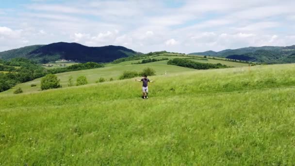 Braunhaarige Sportler Springen Bei Sommerwetter Über Ein Springseil Der Spitze — Stockvideo