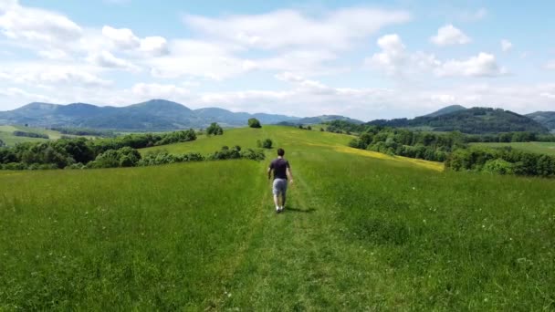 Spaziergang Junger Sportler Den Beskiden Der Tschechischen Republik Der Mitte — Stockvideo