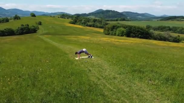 Estilo Vida Saludable Joven Atleta Que Practica Yoga Aire Libre — Vídeo de stock