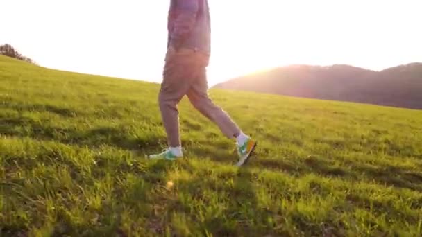 Ostravice Frydlant 2022 Tatil Kıyafetli Genç Adam Gün Batımında Çim — Stok video