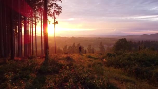 雨の後に作られた素晴らしい夕日を楽しむ旅行者は カラフルな雲が美しいオレンジ色の光でカラフルなシーンを作成します ベスキディ山脈 チェコ共和国 — ストック動画