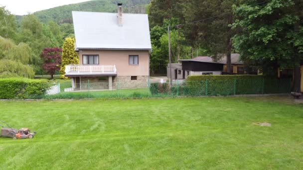 Outdoor Menedżer Jest Koszenie Wysokiej Świeżej Trawy Ramach Przygotowań Wielkiego — Wideo stockowe