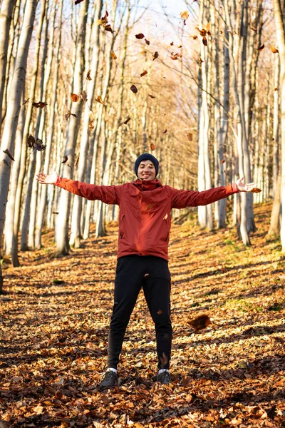 Молодий Активний Чоловік Насолоджується Осіннім Сезоном Чеських Горах Посеред Європи — стокове фото