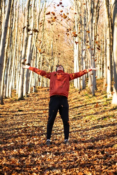 Молодий Активний Чоловік Насолоджується Осіннім Сезоном Чеських Горах Посеред Європи — стокове фото