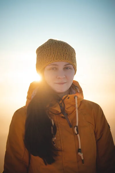 Utazó Kellemes Mosollyal Jellegzetes Sárga Kabátban Áll Egy Hegy Tetején — Stock Fotó