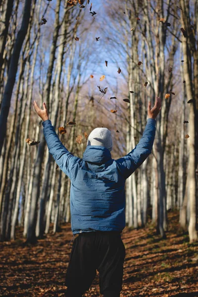Молодой Активный Человек Наслаждается Осенним Сезоном Чешских Горах Центре Европы — стоковое фото