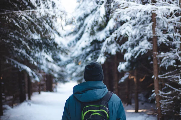 Homme Vêtements Hiver Promène Dans Une Forêt Enneigée Jouit Liberté — Photo