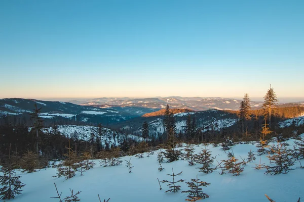 波兰别斯基底山脉巴拉尼亚戈拉美丽的日出俯瞰着即将出现的山谷 一个寒冷寒冷的早晨 — 图库照片