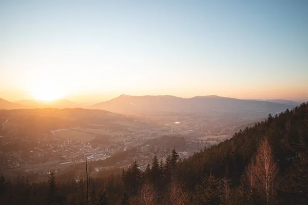 Fantástico Pôr Sol Sobre Cidade Ostravice Meio Das Montanhas Beskydy — Fotografia de Stock