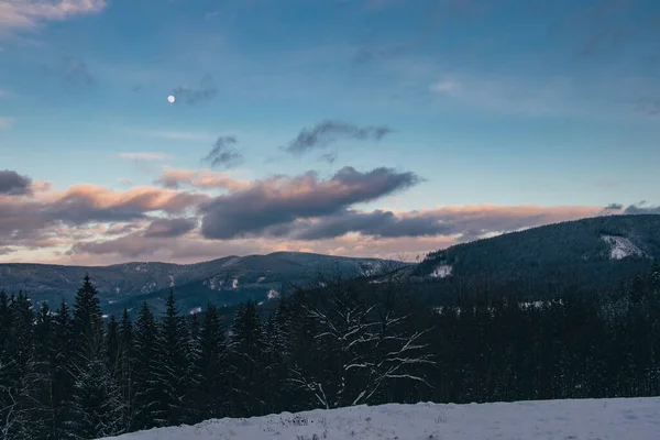 位于捷克共和国东部别斯基底山脉的神奇夜晚 红色的小云朵向月亮飞去 月亮照亮了白色的风景 — 图库照片