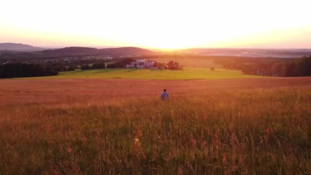 Thoughtful Man Colourful Shirt Walks Early Evening Light Meadow Teeming — Stockvideo