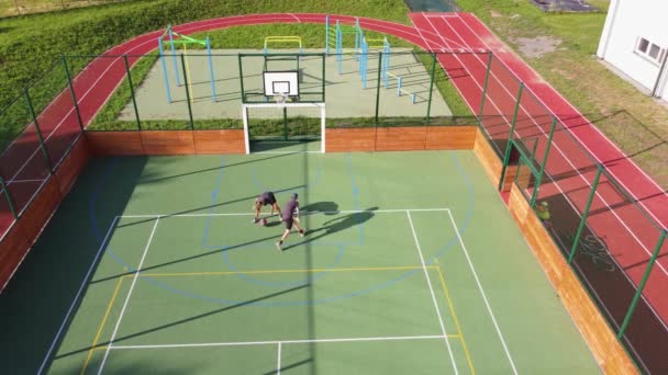 Two Friends Play One One Basketball Artificial Court Summer Weather — Stok video