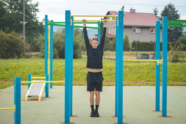 Goal Georiënteerde Blonde Jongen Bouwt Kracht Van Zijn Eigen Lichaam — Stockfoto