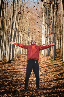 Genç aktif adam, Avrupa 'nın ortasındaki Çek dağlarında sonbahar mevsiminin tadını çıkarıyor. Renkli yapraklarla dolu mükemmel bir kasım. Temiz havanın neşesi.