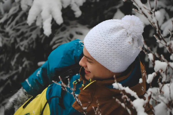 Ett Uppriktigt Porträtt Ung Leende Man Med Färgglad Vinterjacka Uppvärmning — Stockfoto