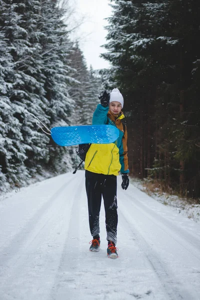 Retrato Espontâneo Jovem Vestindo Uma Jaqueta Inverno Colorido Caminhadas Aquecimento — Fotografia de Stock
