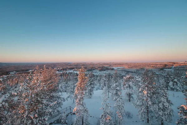 在北极圈上的芬兰城市罗瓦涅米的一个观点下 一个令人惊叹的寒冷的早晨 黄金时段的雪景 著名的地方 — 图库照片
